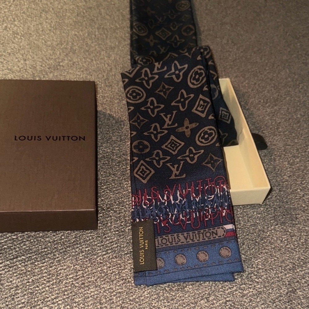 Super Rare and basically New! Louis Vuitton Men's Navy Monogram Silk Scarf.10/10 - Picture 2 of 6